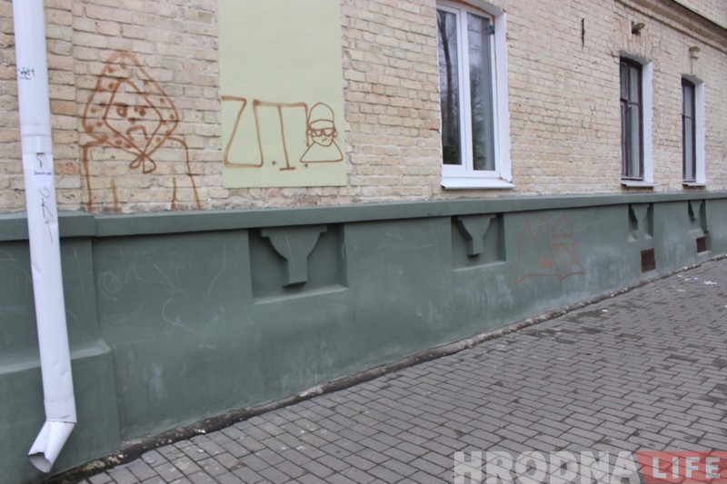 Невядомыя зноў размалявалі цэнтральныя вуліцы Гродна прымітыўным графіці Невядомыя зноў размалявалі цэнтральныя вуліцы Гродна прымітыўным графіці