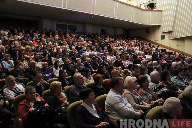 "У лепшых традыцыях Кастрычніка" гродзенцаў павіншавалі са 100-годдзем рэвалюцыі "У лепшых традыцыях Кастрычніка" гродзенцаў павіншавалі са 100-годдзем рэвалюцыі