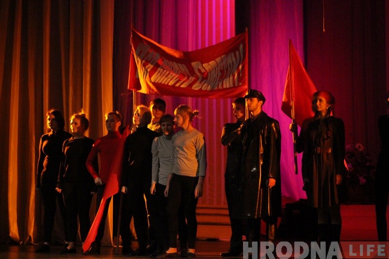 "У лепшых традыцыях Кастрычніка" гродзенцаў павіншавалі са 100-годдзем рэвалюцыі "У лепшых традыцыях Кастрычніка" гродзенцаў павіншавалі са 100-годдзем рэвалюцыі