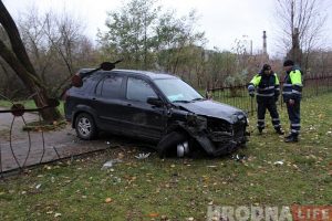 Ноччу на Гагарына кіроўца Honda збіў слуп і агароджу школы Ноччу на Гагарына кіроўца Honda збіў слуп і агароджу школы