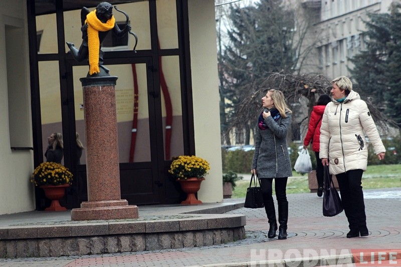 Фотафакт: Купідон у шаліку нагадвае гродзенцам пра набліжэнне зімы