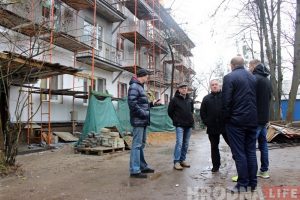 "Залівае пры кожным дажджы". Жыхары вуліцы Гогаля занепакоеныя, што ў час капрамонту ім не зробяць ліўнёўку