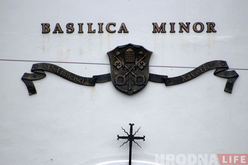 Над уваходам у Фарны касцёл павесілі новы барэльеф: што ён азначае?