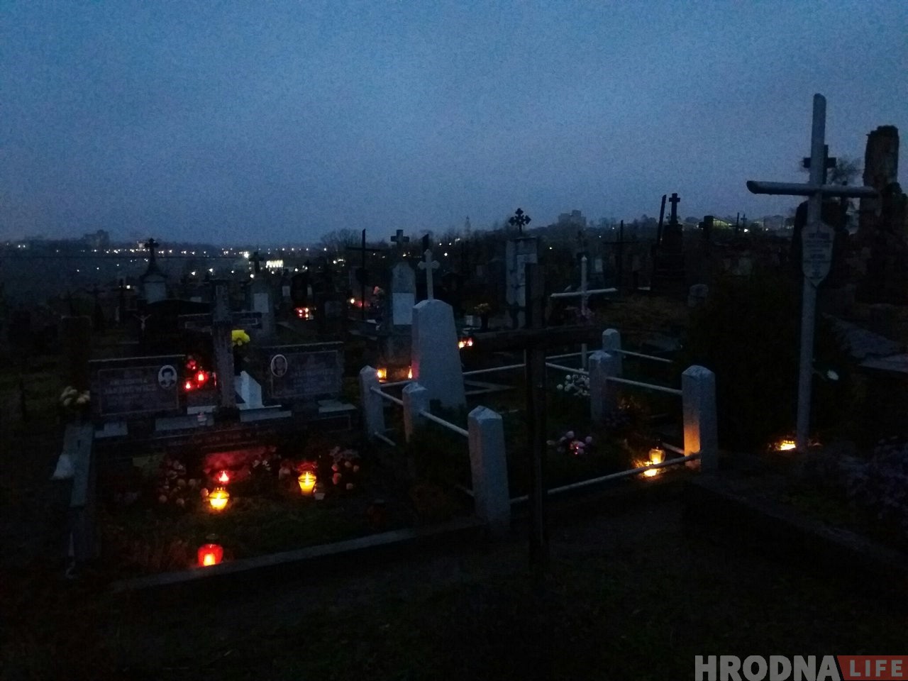 Старыя каталіцкія могілкі ў Гродне на Дзяды Старыя каталіцкія могілкі ў Гродне на Дзяды - гараць сотні знічак
