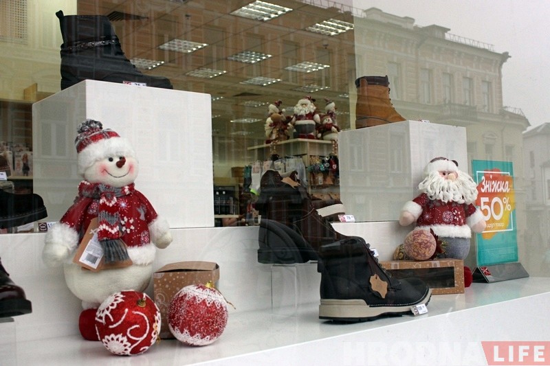 Фота: Вітрыны крамаў у Гродне ўжо падрыхтаваныя да зімовых святаў Фота: Вітрыны крамаў у Гродне ўжо падрыхтаваныя да зімовых святаў