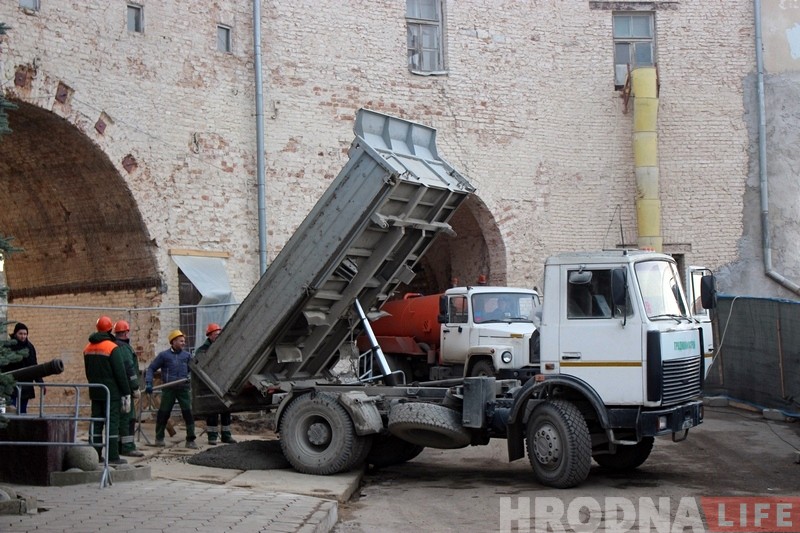 Рэканструкцыя Старога замка: у грунт гары пачалі забіваць палі Рэканструкцыя Старога замка: у грунт гары пачалі забіваць палі