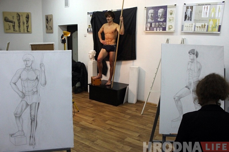 Як гэта - гадзінамі пазіраваць для мастакоў: натуршчык расказвае пра сваю працу