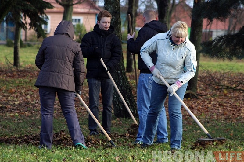 Суботнік у Гродне: прыбіралі лісце і саджалі дрэвы Суботнік у Гродне: прыбіралі лісце і саджалі дрэвы