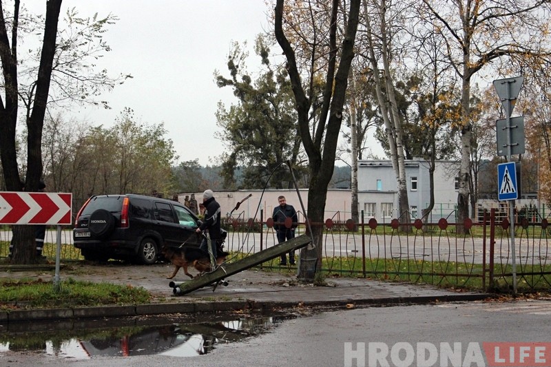Ноччу на Гагарына кіроўца Honda збіў слуп і агароджу школы Ноччу на Гагарына кіроўца Honda збіў слуп і агароджу школы