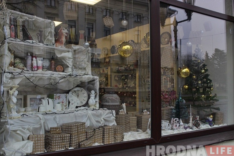 Фота: Вітрыны крамаў у Гродне ўжо падрыхтаваныя да зімовых святаў Фота: Вітрыны крамаў у Гродне ўжо падрыхтаваныя да зімовых святаў
