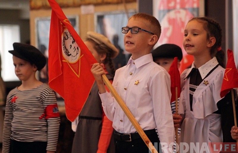 "У лепшых традыцыях Кастрычніка" гродзенцаў павіншавалі са 100-годдзем рэвалюцыі "У лепшых традыцыях Кастрычніка" гродзенцаў павіншавалі са 100-годдзем рэвалюцыі