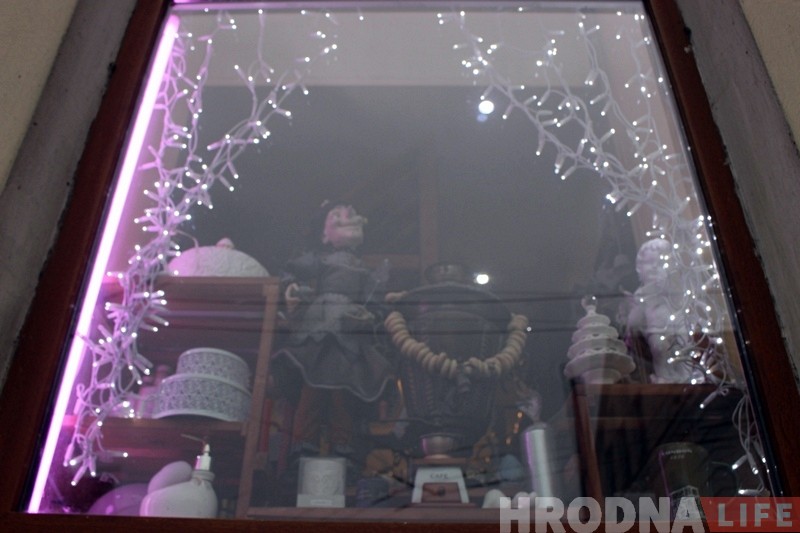 Фота: Вітрыны крамаў у Гродне ўжо падрыхтаваныя да зімовых святаў Фота: Вітрыны крамаў у Гродне ўжо падрыхтаваныя да зімовых святаў