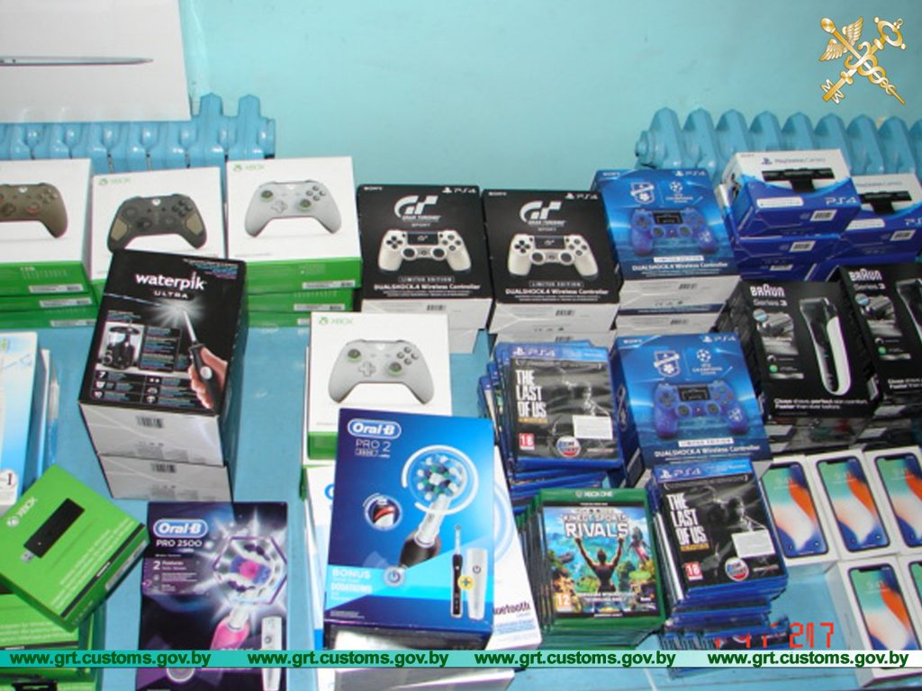 Гродзенскія мытнікі канфіскавалі ў мінчука амаль 100 электратавараў і дэвайсаў