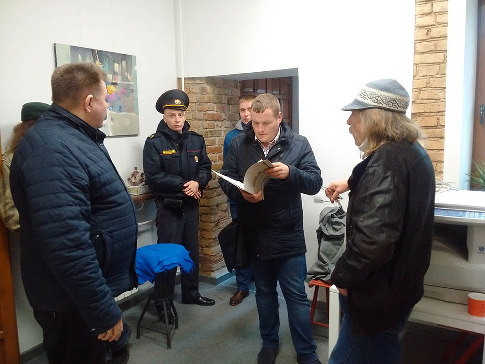 Милиционер, который упал на пикете Тихановской в ​​Гродно, ранее уже участвовал в «политических» делах