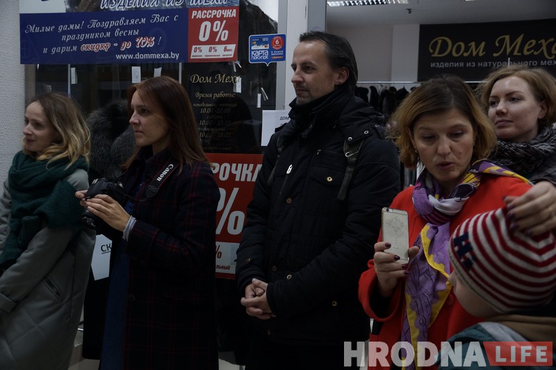 Намаляваны сабака Фрося і мастачка Іна Папаратная сустрэліся на аўтограф-сесіі ў Гродне Намаляваны сабака Фрося і мастачка Іна Папаратная сустрэліся на аўтограф-сесіі ў Гродне