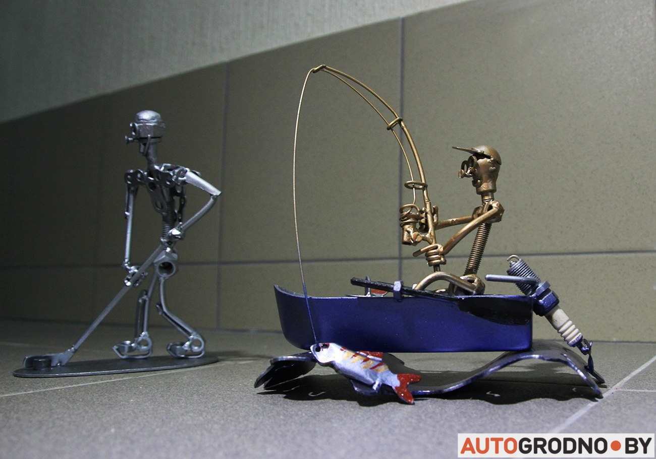 Творчество в обычном гараже: бывший мотоспортсмен создает поделки из запчастей