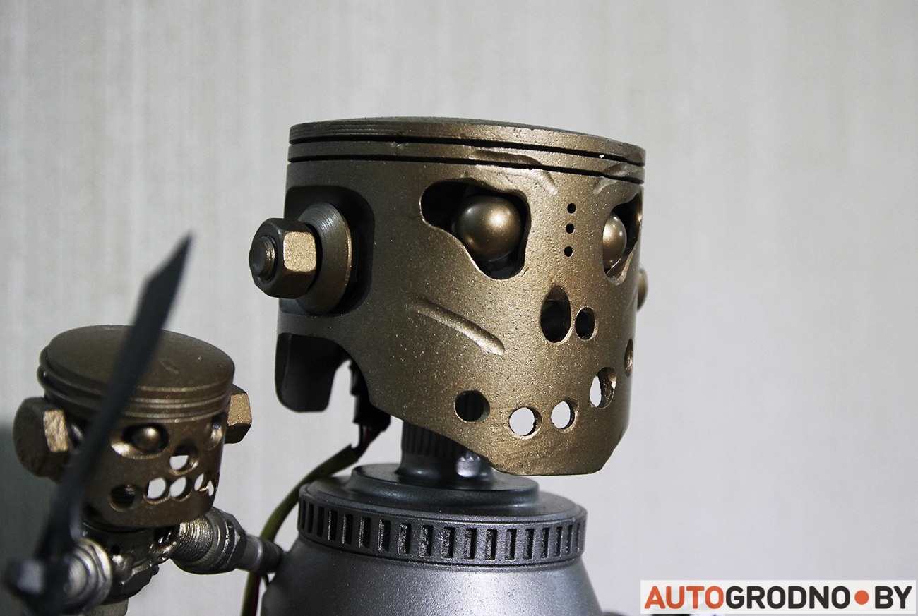 Творчасць у звычайным гаражы: былы мотаспартсмен стварае вырабы з запчасткаў