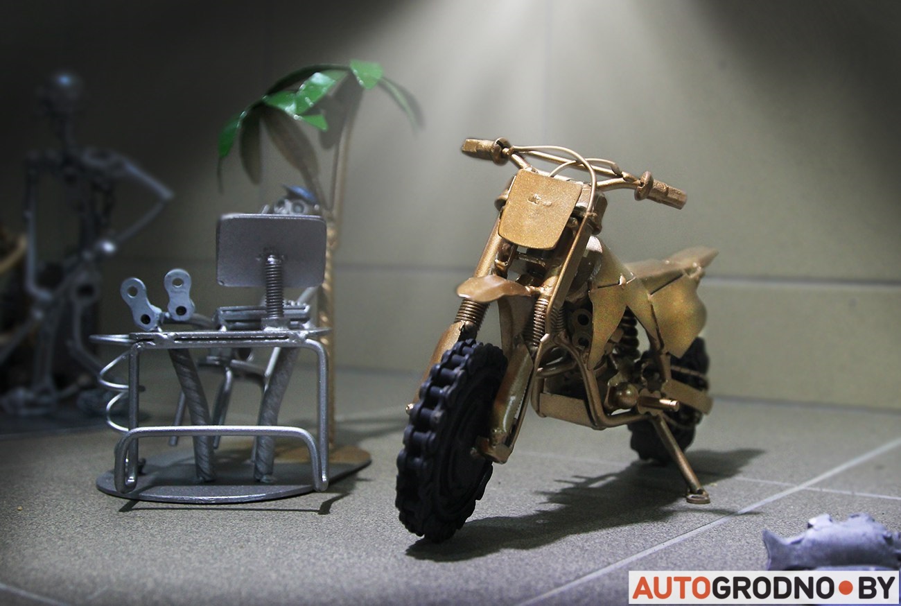Творчество в обычном гараже: бывший мотоспортсмен создает поделки из запчастей