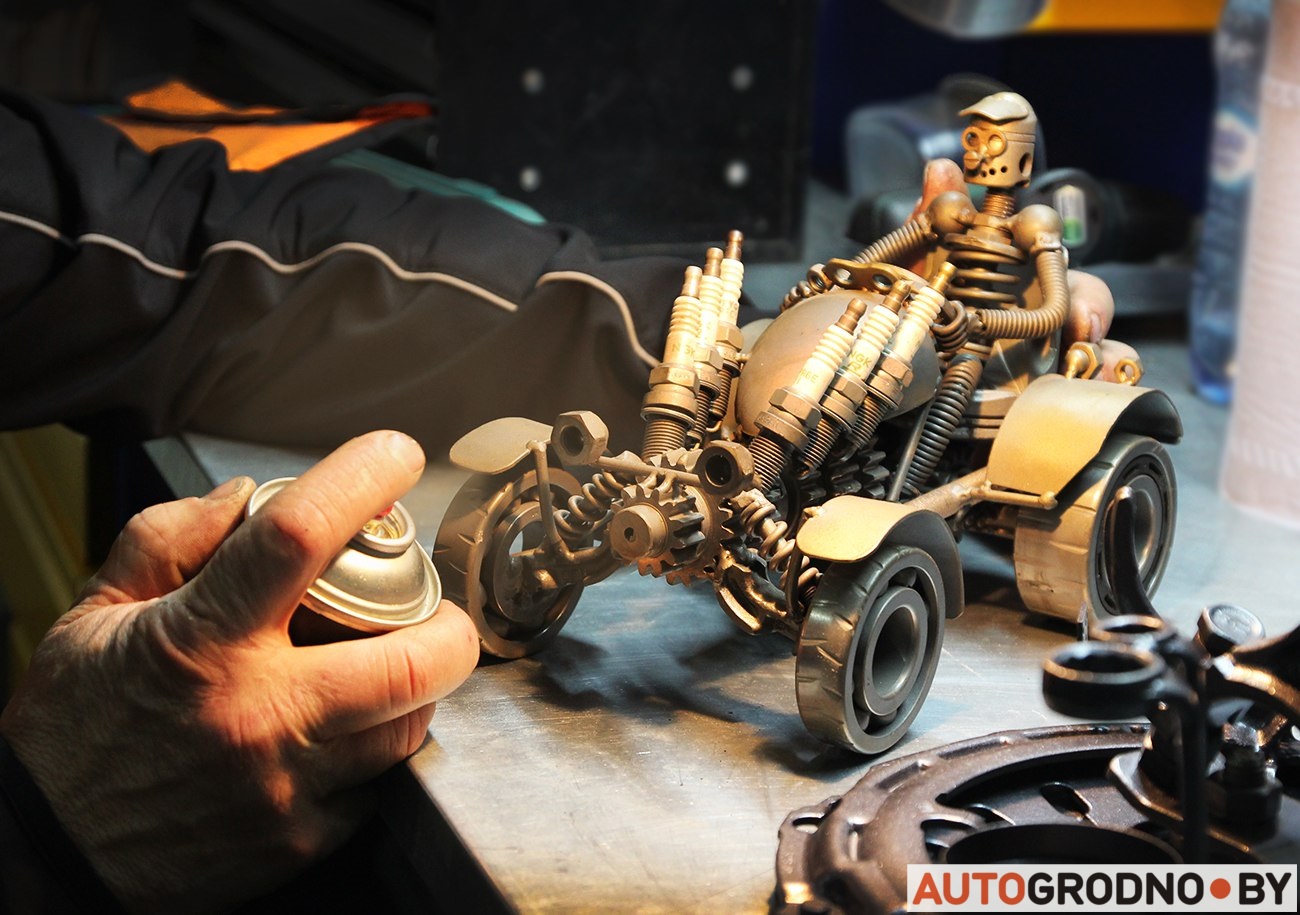 Творчасць у звычайным гаражы: былы мотаспартсмен стварае вырабы з запчасткаў