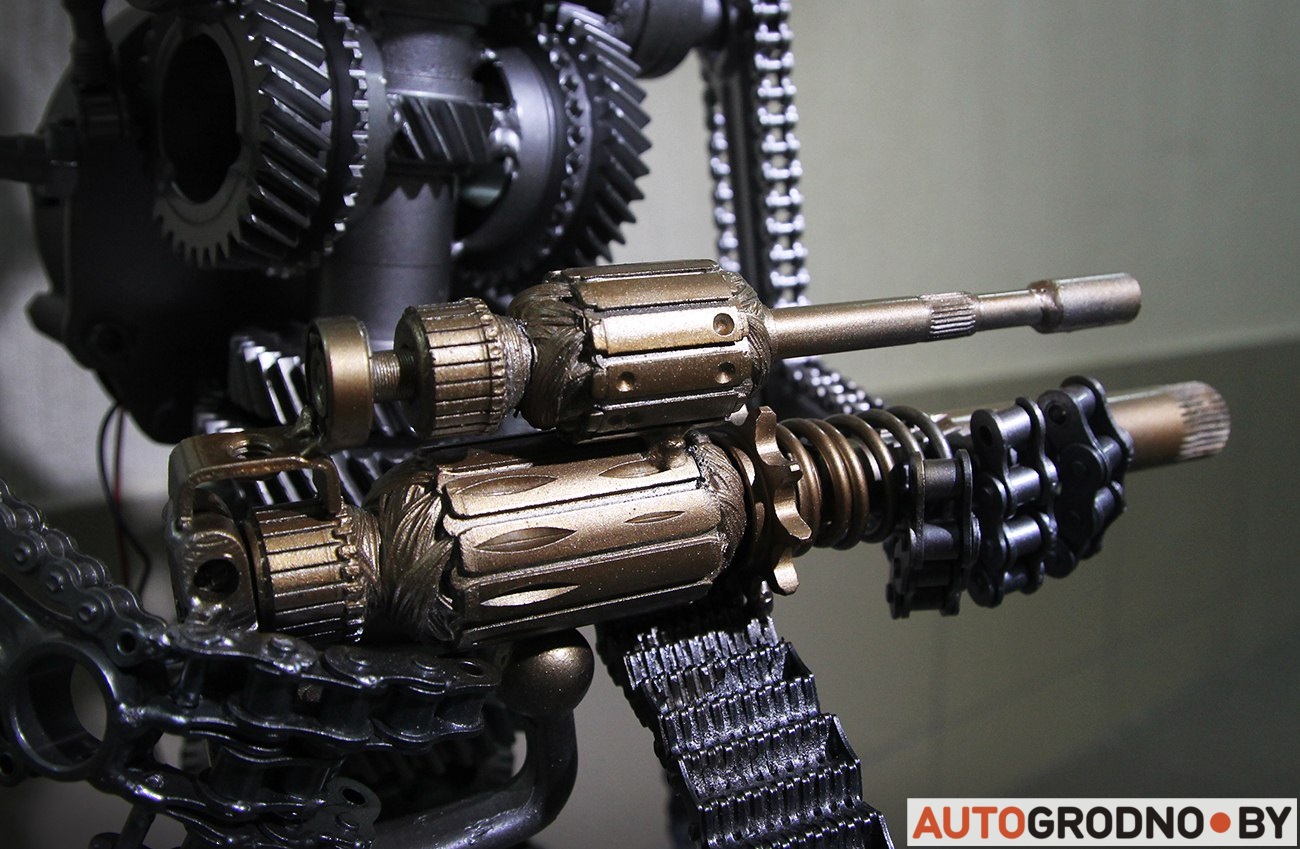 Творчество в обычном гараже: бывший мотоспортсмен создает поделки из запчастей