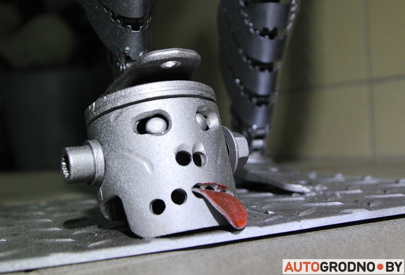 Творчасць у звычайным гаражы: былы мотаспартсмен стварае вырабы з запчасткаў