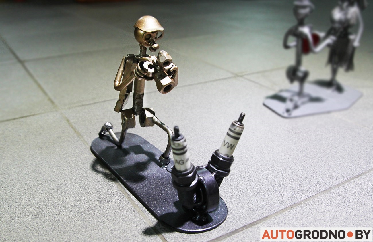 Творчество в обычном гараже: бывший мотоспортсмен создает поделки из запчастей