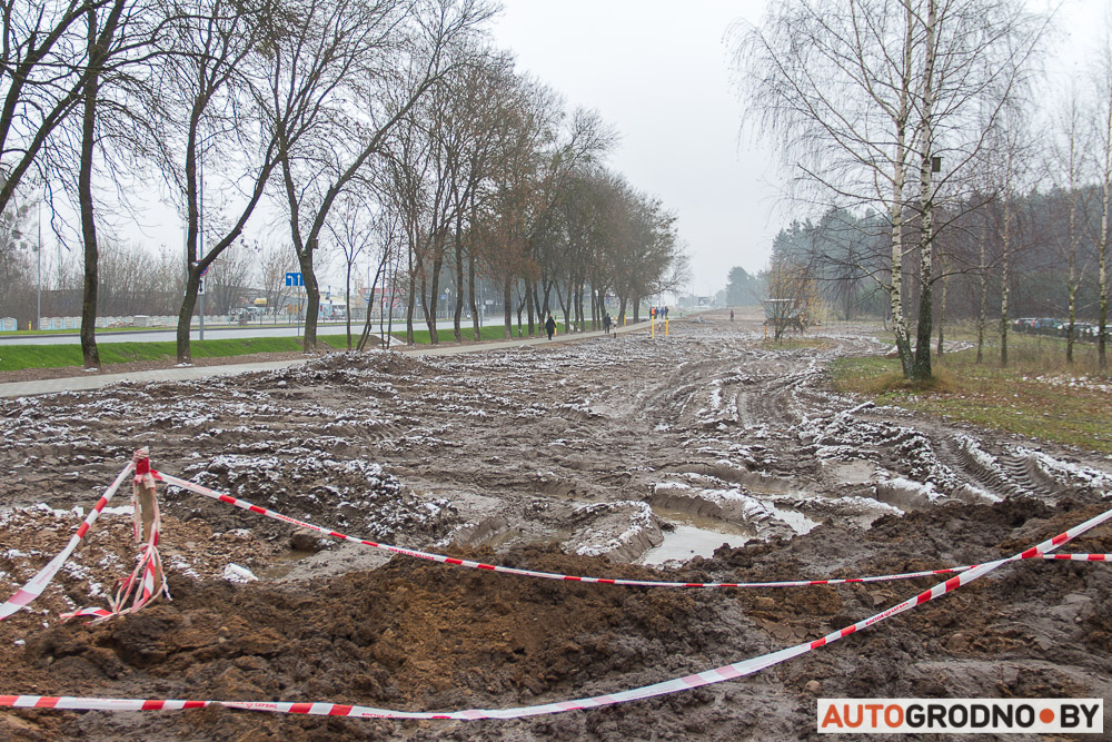 "Посмотрите, что здесь происходит". Индурское шоссе реконструировали, а прилегающие территории?