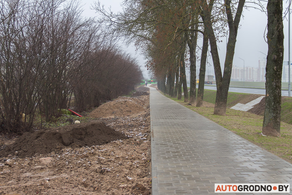 "Посмотрите, что здесь происходит". Индурское шоссе реконструировали, а прилегающие территории?