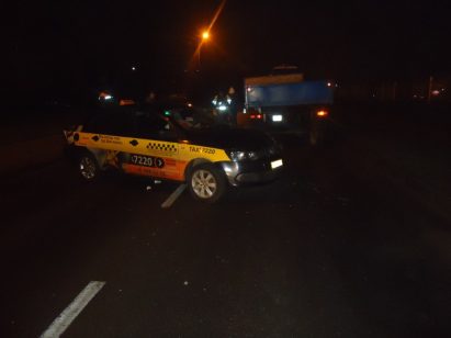 В пятом часу утра «Фольксваген» врезался в прицеп трактора.