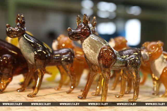 Эксклюзіўныя шкляныя сабачкі розных парод: як выдуваюць падарункі на шклозаводзе (фота)