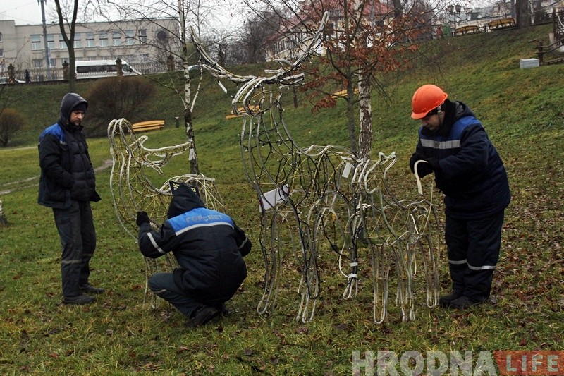 Ля ўваходу ў парк Жылібера ўсталявалі вялікую навагоднюю арку Ля ўваходу ў парк Жылібера ўсталявалі вялікую навагоднюю арку