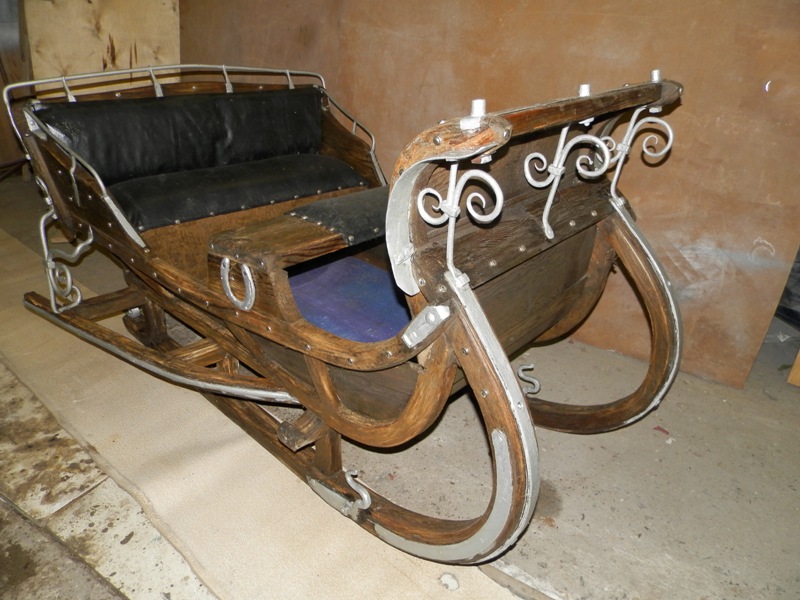 Гродзенскі клуб "Вінтаж" аднавіў 100-гадовыя сані і рыхтуе іх да навагодняга выезду