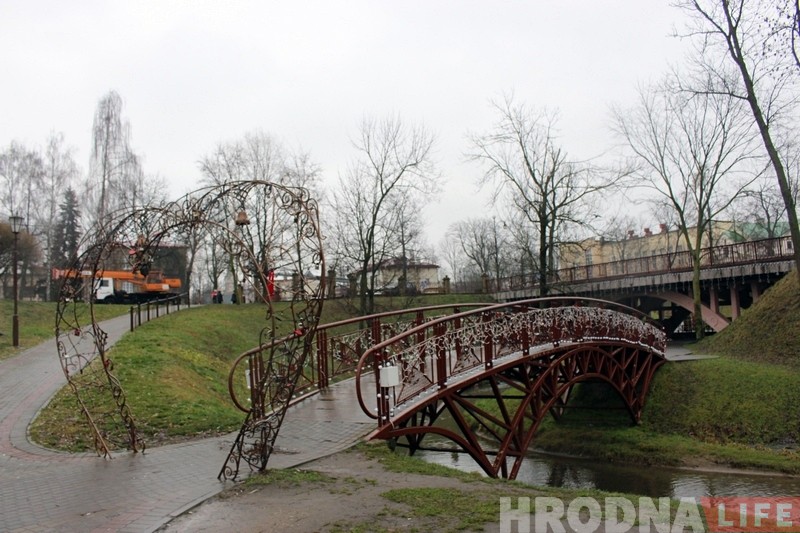 Ля ўваходу ў парк Жылібера ўсталявалі вялікую навагоднюю арку Ля ўваходу ў парк Жылібера ўсталявалі вялікую навагоднюю арку