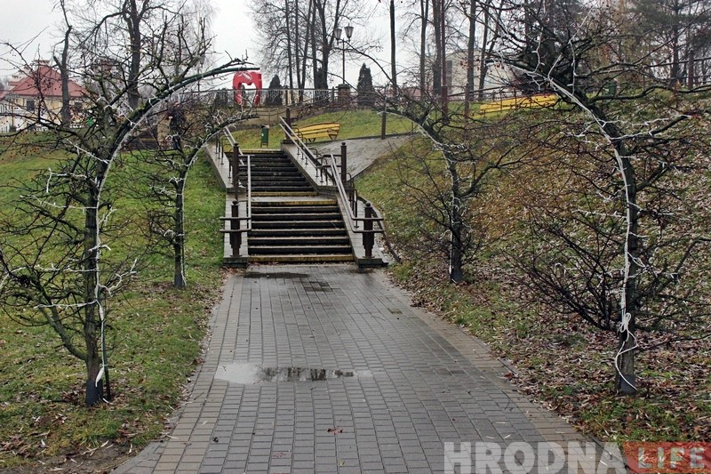 Ля ўваходу ў парк Жылібера ўсталявалі вялікую навагоднюю арку Ля ўваходу ў парк Жылібера ўсталявалі вялікую навагоднюю арку