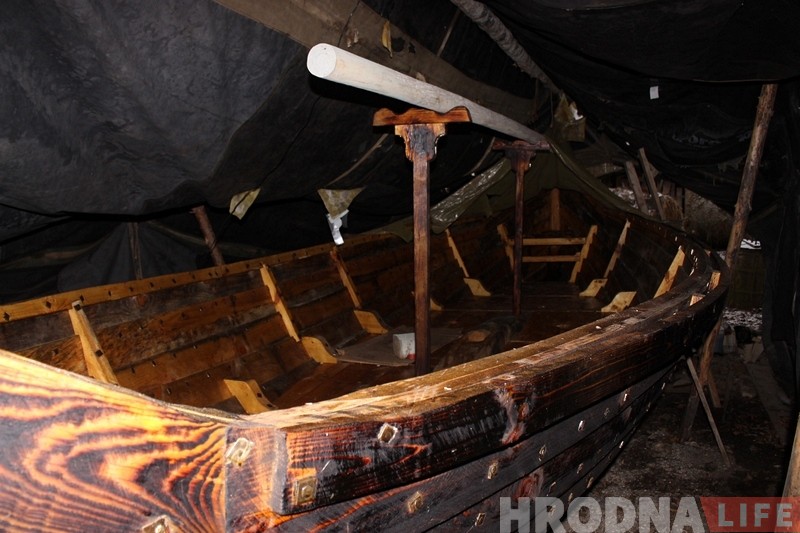 Гродзенскі рэканструктар адзін пабудаваў лодку як у сярэднявеччы