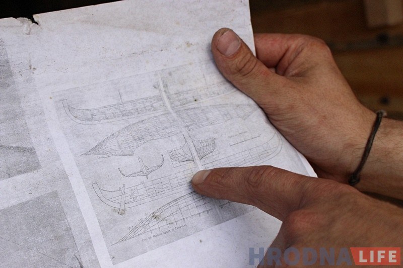 Гродзенскі рэканструктар адзін пабудаваў лодку як у сярэднявеччы