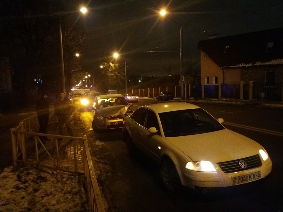 На вуліцы Астроўскага за некалькі хвілін здарыліся дзве аварыі. Фотафакт