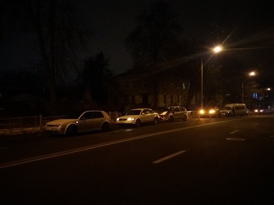 На вуліцы Астроўскага за некалькі хвілін здарыліся дзве аварыі. Фотафакт