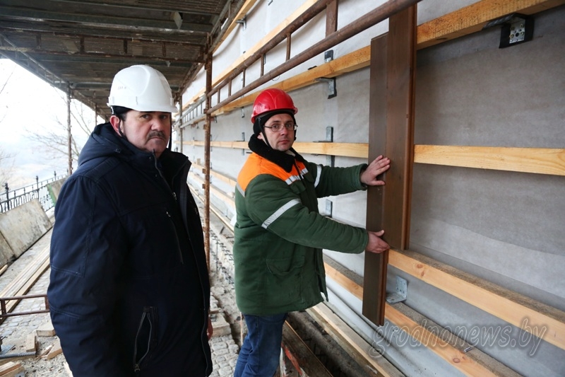 «Уже сделано немало»: на Коложской церкви начали монтаж деревянной обшивки