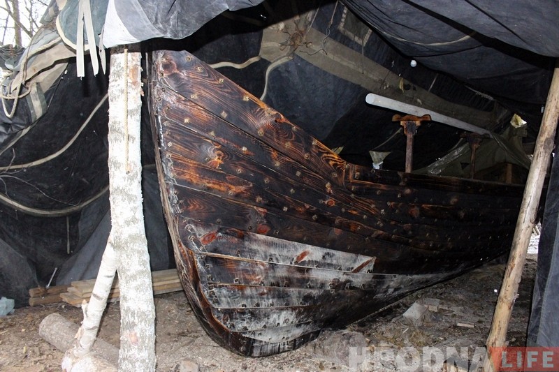 Гродзенскі рэканструктар адзін пабудаваў лодку як у сярэднявеччы
