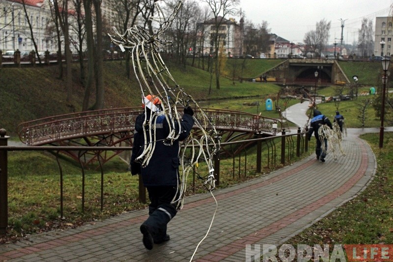 Ля ўваходу ў парк Жылібера ўсталявалі вялікую навагоднюю арку Ля ўваходу ў парк Жылібера ўсталявалі вялікую навагоднюю арку