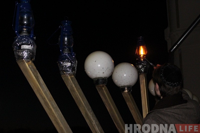 У Гродне запалілі першыя ханукальныя свечы. Упершыню гэта зрабіў малады прадстаўнік абшчыны