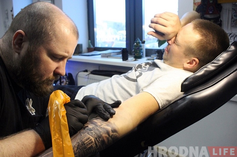 "Памяць пра горад, дзе я нарадзіўся і вырас". Гродзенец зрабіў татуіроўку з панарамай роднага горада