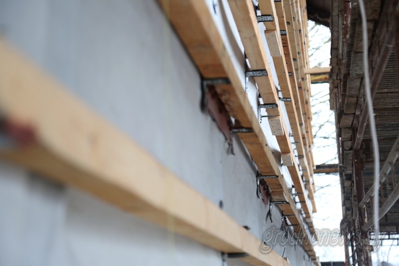 «Ужо зроблена нямала»: на Каложскай царкве пачалі мантаж драўлянай абшыўкі