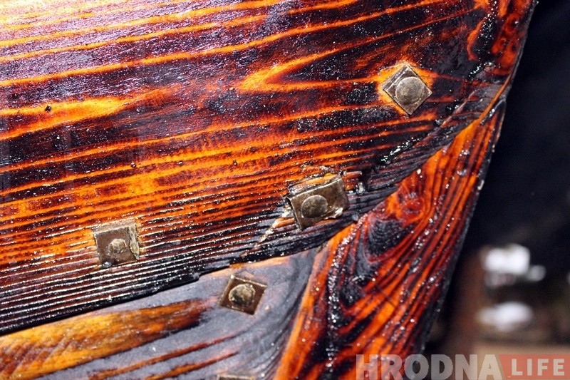 Гродзенскі рэканструктар адзін пабудаваў лодку як у сярэднявеччы