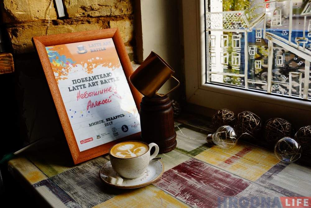 Калядны латэ-арт батл: гродзенскі барыста маляваў па каве лепш за ўсіх