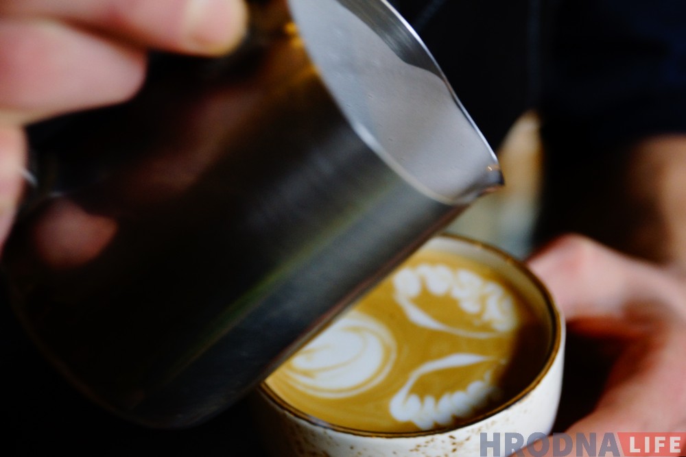 Калядны латэ-арт батл: гродзенскі барыста маляваў па каве лепш за ўсіх