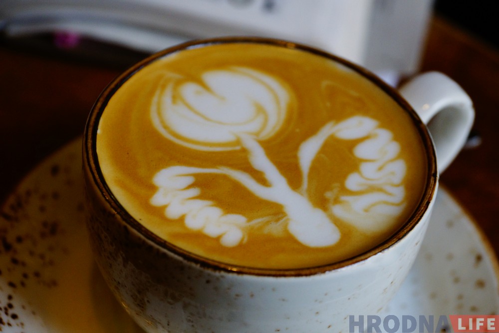 Калядны латэ-арт батл: гродзенскі барыста маляваў па каве лепш за ўсіх