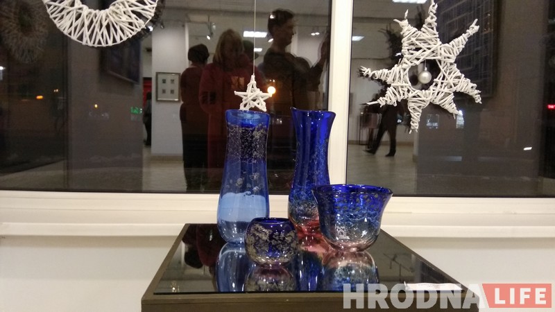 Першы снег і адкінутыя канькі. Мастакі Гродзеншчыны адкрылі калядную выставу