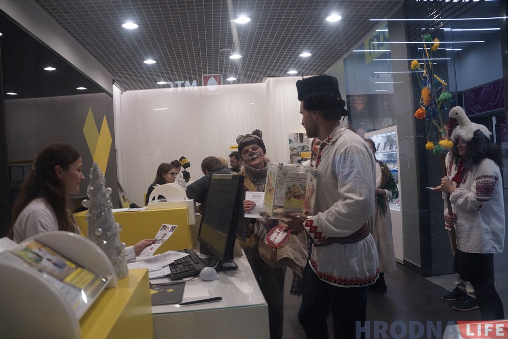 Фотафакт: Мішка і каза калядавалі ў гандлёвым цэнтры для дзяўчынкі з дзіцячага хоспіса Фотафакт: Мішка і каза калядавалі ў гандлёвым цэнтры для дзяўчынкі з дзіцячага хоспіса